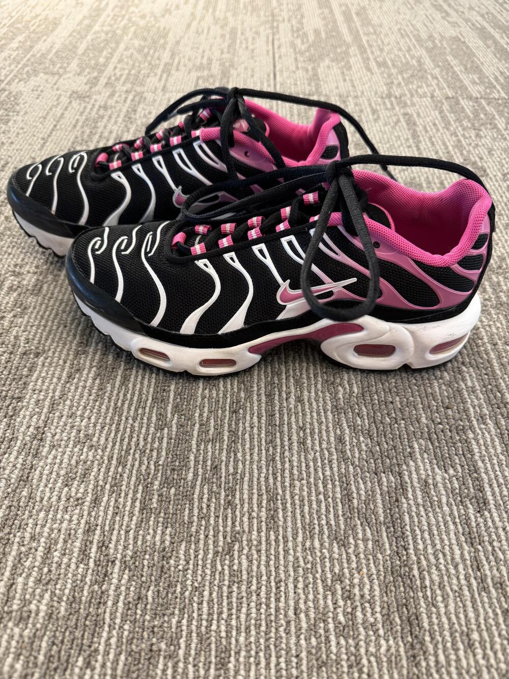 Nike Air Max Plus Shoes Youth Size 4.5Y Black Pink White TN Tuned Air CD0609-025